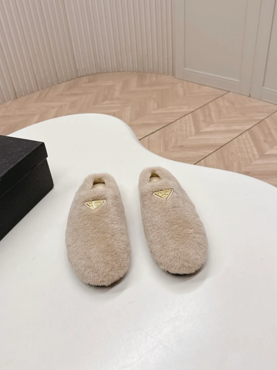 👟👟Ex-factory price 520👟👟 Prada prada25 autumn and winter furry slippers series, half-slip wool slippers, classic triangle buckle, comfortable, cute, cute, fashionable, elegant and versatile, the wool is comfortable and soft, awakening the warmth of autumn and winter. Let you walk comfortably from morning to night. Pair it with socks to easily cope with the changing seasons. Wool, sheep pattern lining, original outsole! 35-40 yards